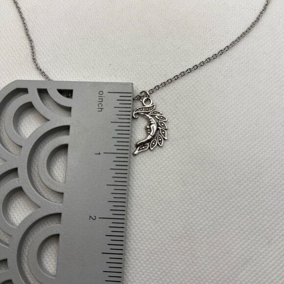 NWOT Moon with peacock feathers pendant and chain - Picture 4 of 4